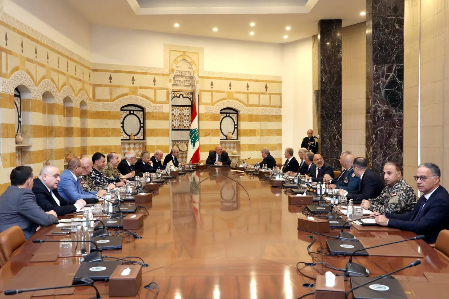 اجتماع مجلس الدفاع الأعلى برئاسة الرئيس جوزيف عون حيث أصدر توصية إلى الحكومة بتحذير «حماس» من استخدام الأراضي اللبنانية للقيام بأي أعمال تمس بالأمن القومي (الرئاسة اللبنانية)