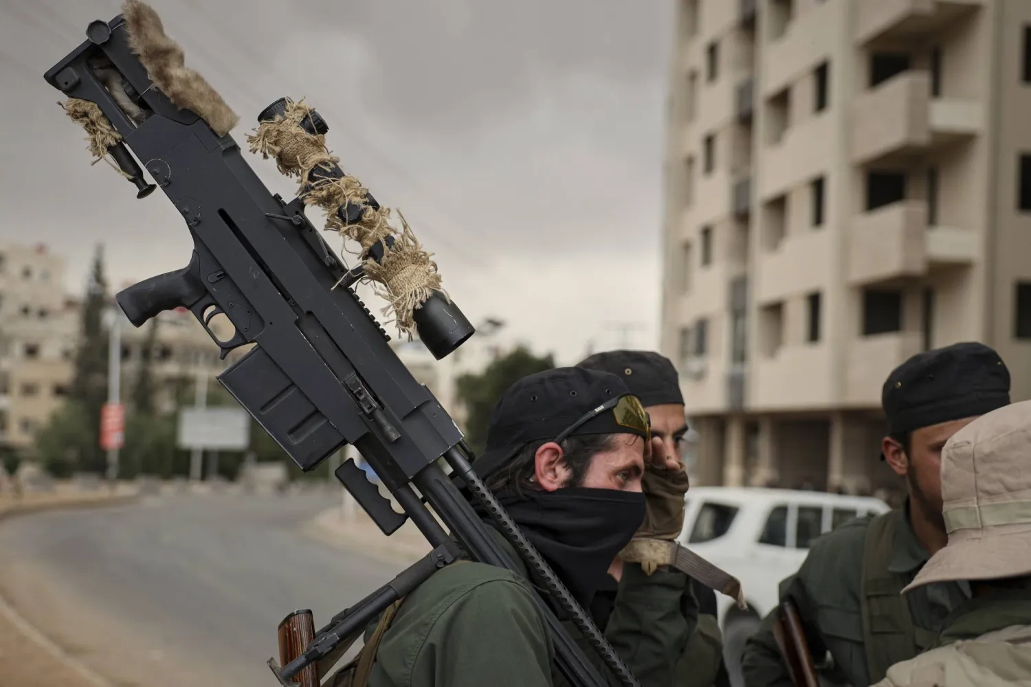 عناصر من قوات الأمن السورية ينتشرون على أطراف صحنايا (أ.ب)