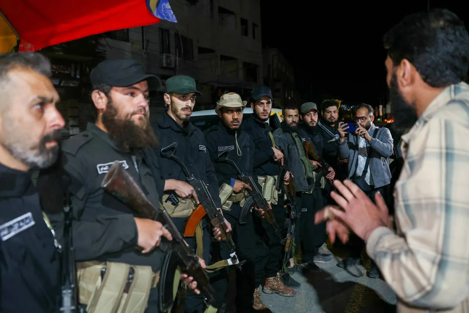 قوة أمنية خلال انتشارها عند مدخل جرمانا قرب دمشق الجمعة (أ.ف.ب)