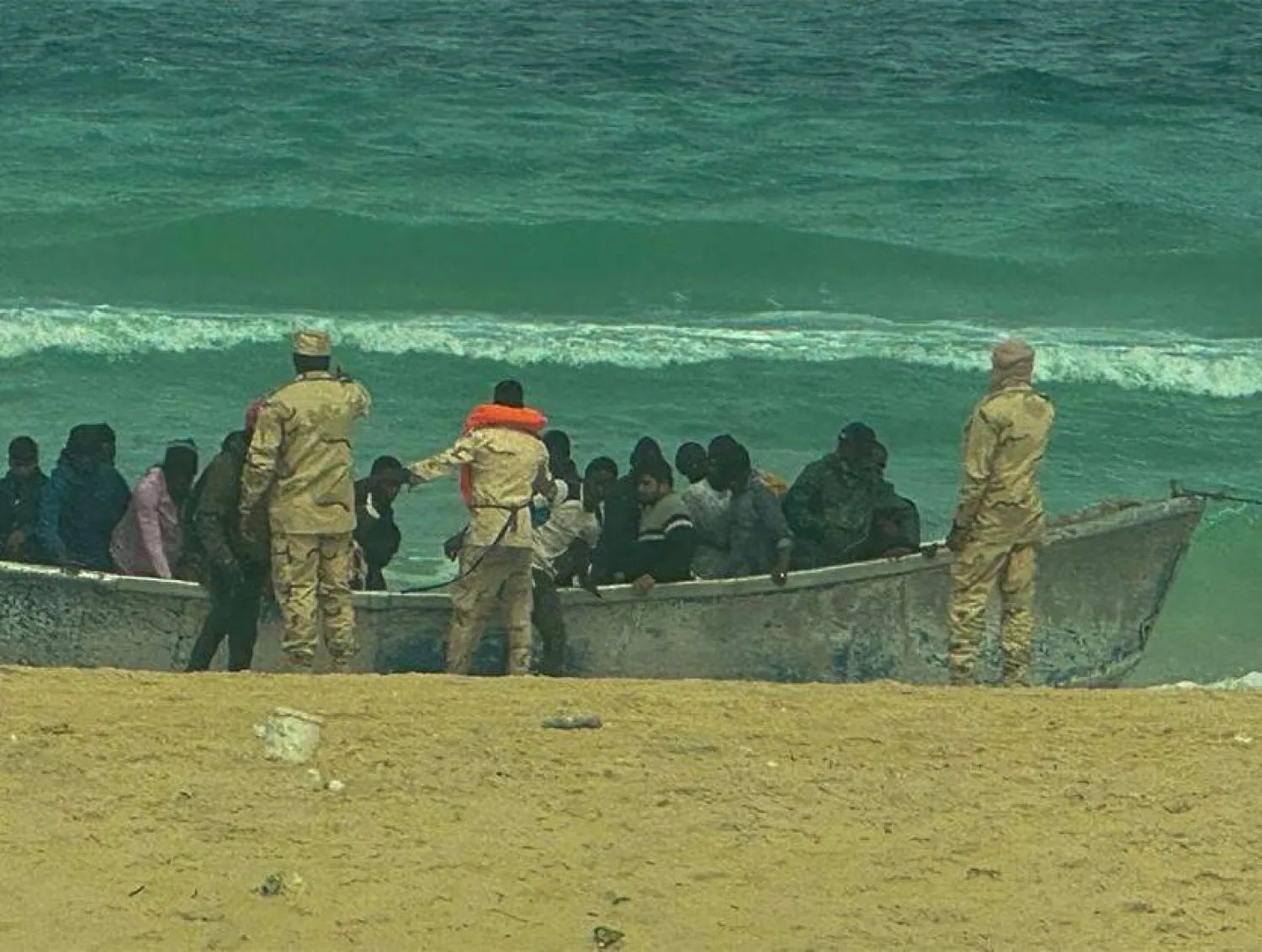 خفر السواحل الموريتاني خلال نقل ناجين من غرق قارب نحو شواطئ نواكشوط (متداولة)