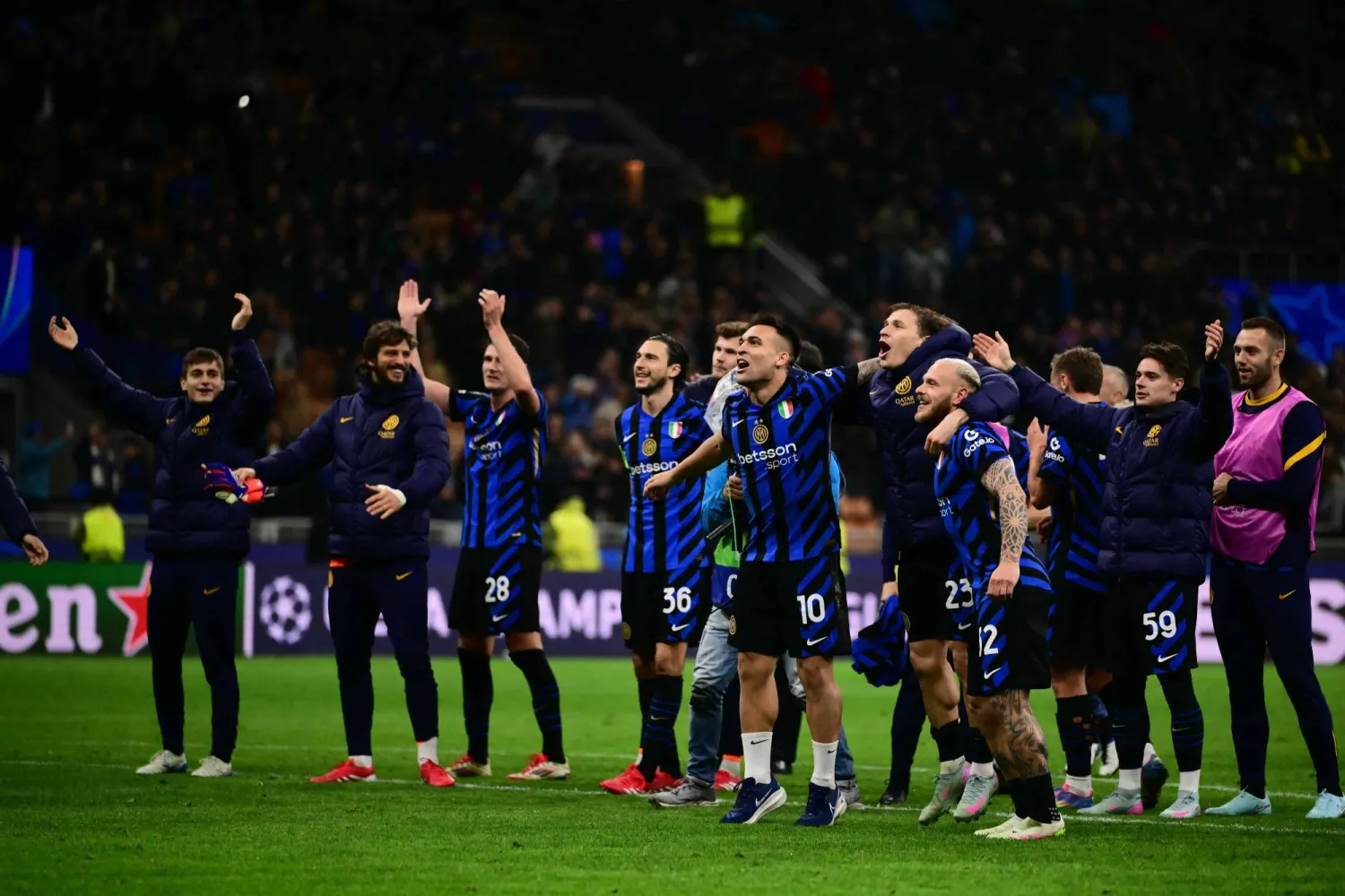 مارتينيز (وسط) بعدما نجح إنتر ميلان في إقصاء بايرن ميونيخ من دوري أبطال أوروبا (أ.ف.ب)