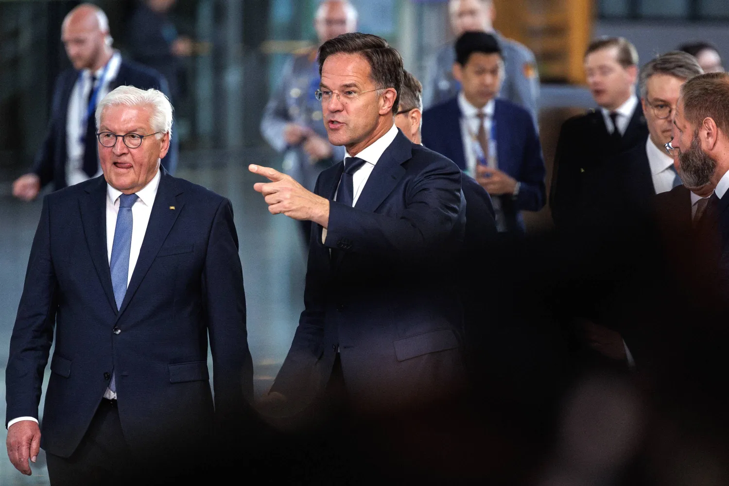 الأمين العام لحلف شمال الأطلسي (الناتو) مارك روته (وسط) في بروكسل (إ.ب.أ)