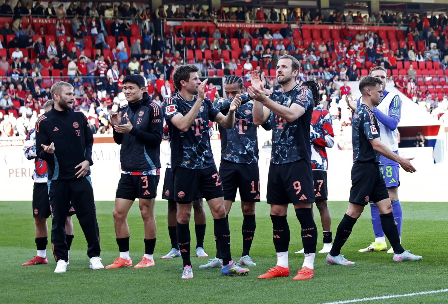 يبحث بايرن عن فوزه الثالث على التوالي وحصد لقب الدوري الألماني (رويترز)