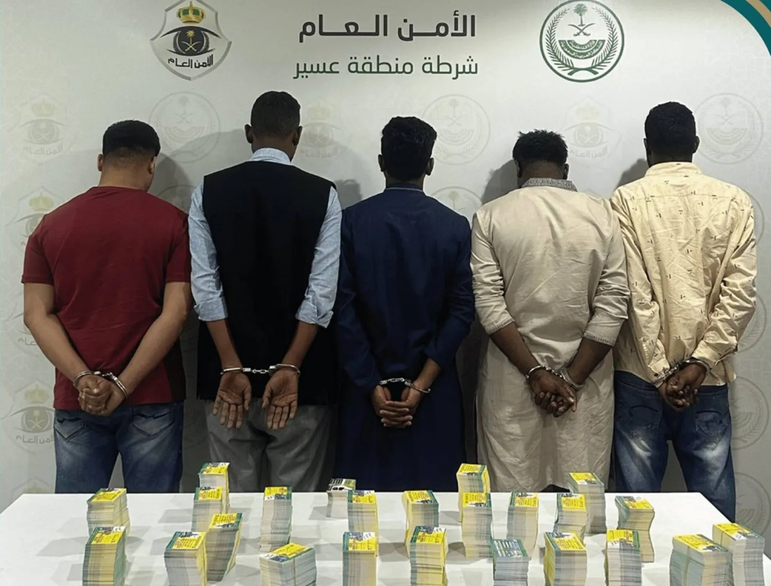 المتورطون بالإعلان عن حملات حج وهمية بعد ضبطهم في منطقة عسير (الأمن العام)