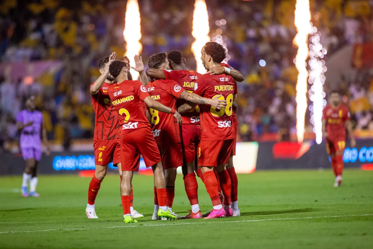 لاعبو القادسية يحتفلون بأحد أهدافهم في المباراة (تصوير: عيسى الدبيسي)