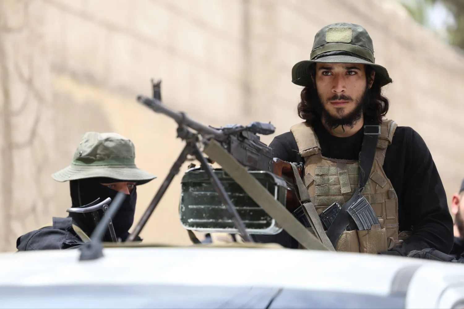 أعلنت السلطة الجديدة في سوريا حلّ الجيش والأجهزة الأمنية القائمة في العهد السابق (الداخلية السورية)