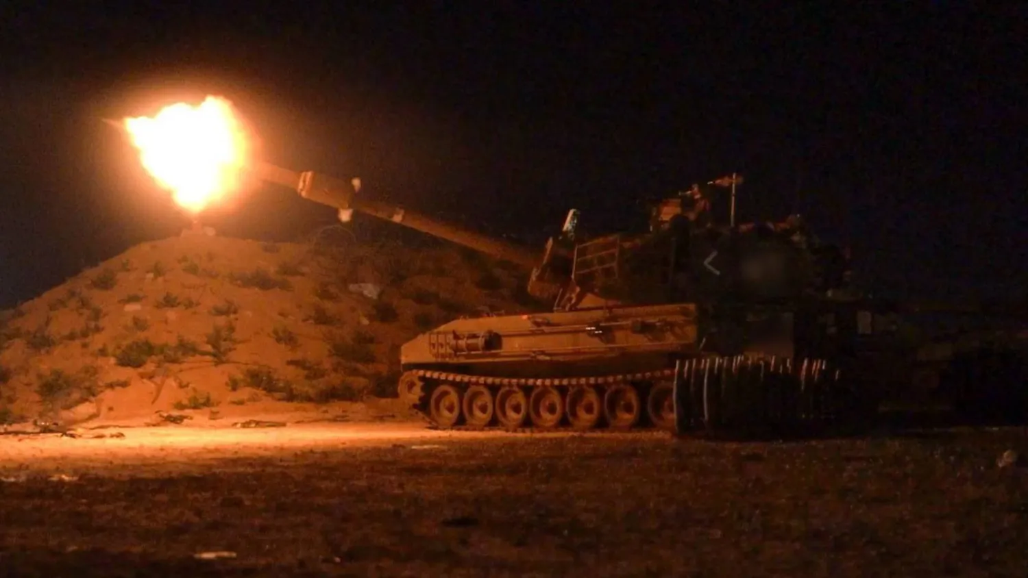 دبابة إسرائيلية تطلق قذائفها باتجاه قطاع غزة (الجيش الإسرائيلي)