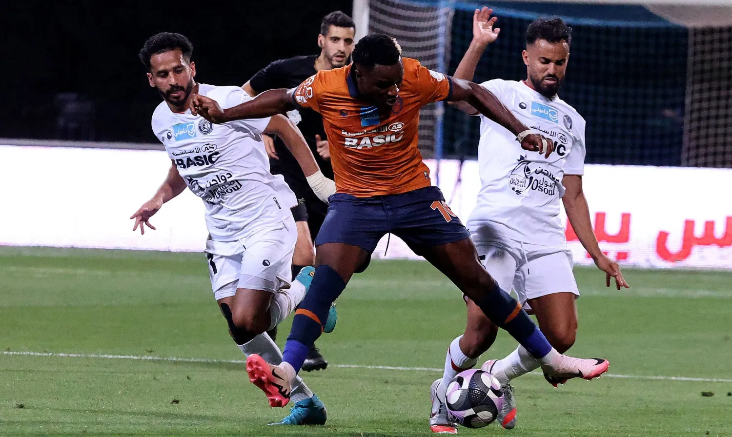 من المباراة التي جمعت الفيحاء وضمك (تصوير: مشعل القدير)