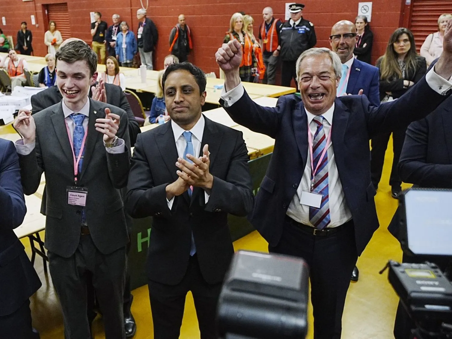 زعيم حزب «إصلاح المملكة المتحدة» في بريطانيا نايجل فاراج يحتفل بعد فوز حزبه في انتخابات فرعية... 2 مايو 2025 (د.ب.أ)