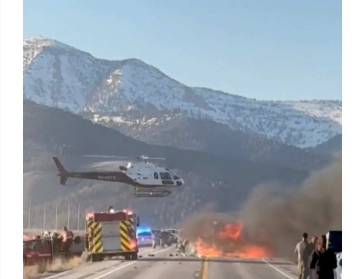 خدمات الإنقاذ تعمل في مكان وقوع حادث تصادم بين سيارتين أسفر عن مقتل العديد من الأشخاص في آيلاند بارك بولاية أيداهو (رويترز)