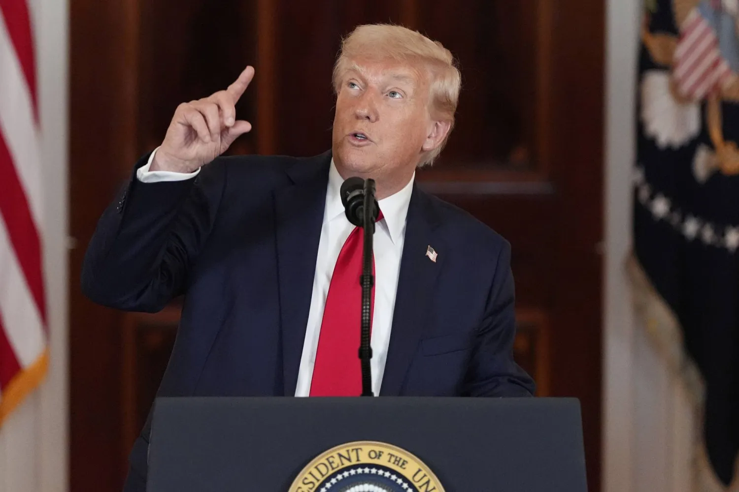 الرئيس دونالد ترمب يتحدث عن الاستثمار بأميركا في البيت الأبيض (أ.ب)