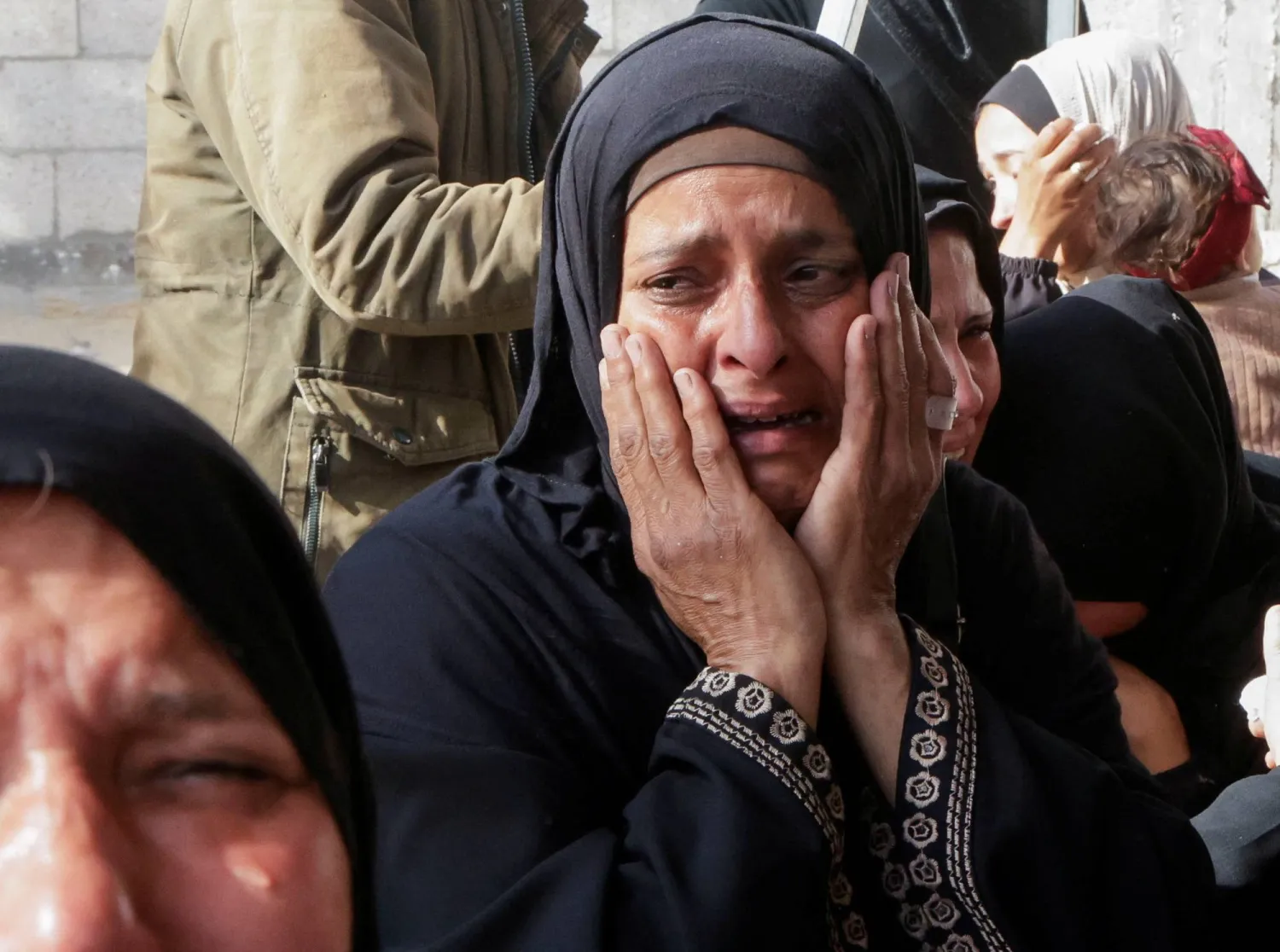 سيدة تنتحب بعد وقوع قتلى جراء غارات إسرائيلية في خان يونس في قطاع غزة (رويترز)