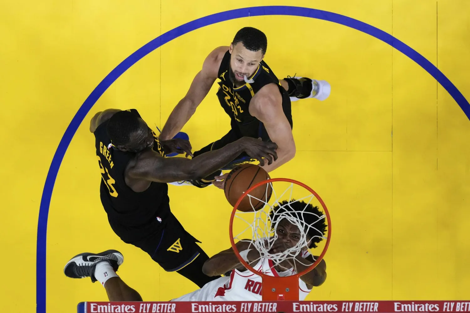 يسعى روكتس إلى أن يصبح الفريق الـ14 فقط في تاريخ الدوري الذي يقلب تأخره لفوز (أ.ب) 