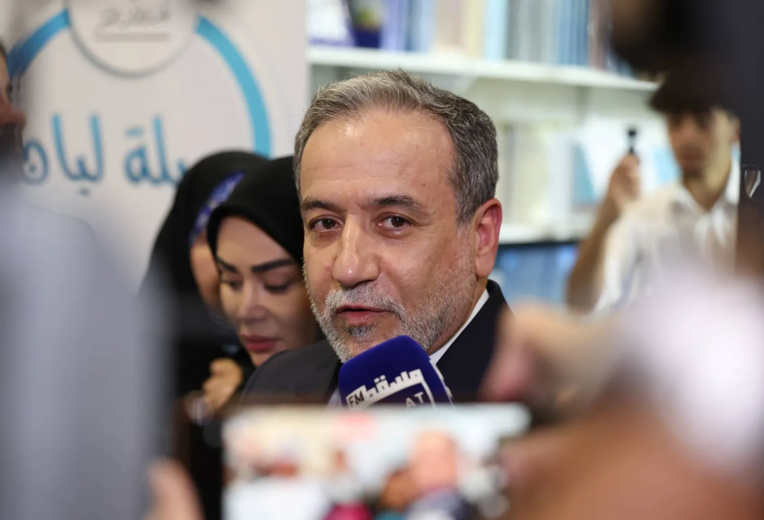 وزير الخارجية الإيراني عباس عراقجي يتحدث إلى وسائل إعلام (إ.ب.أ)