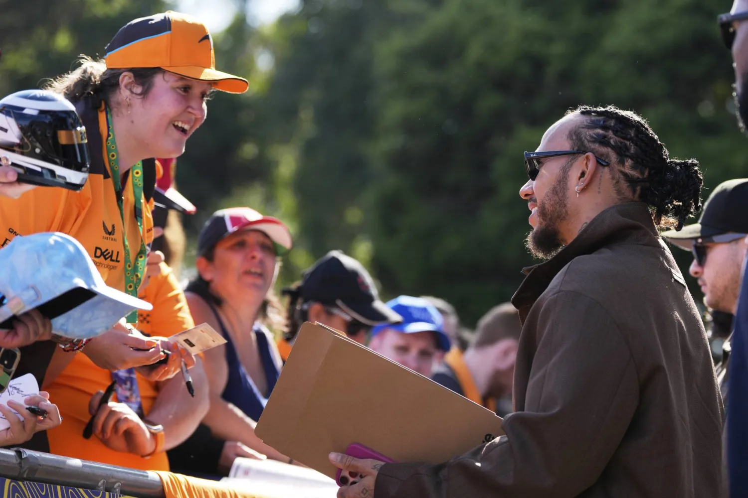 هاميلتون مع مجموعة من المشجعين (أ.ب)