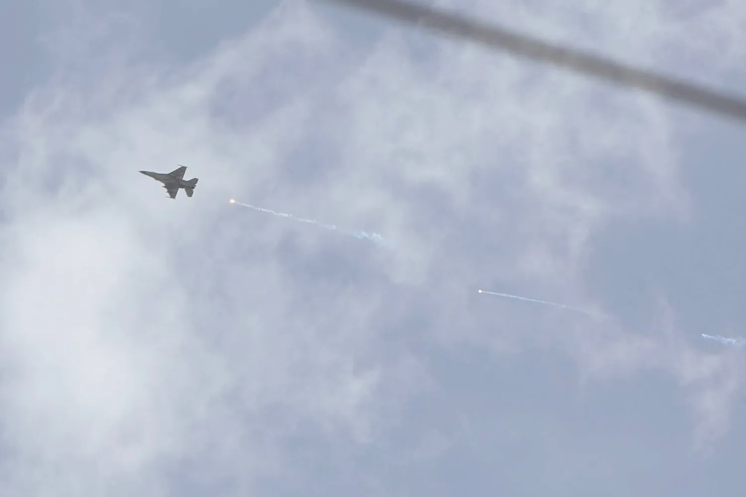 طائرة حربية إسرائيلية تطلق صاروخاً خلال تحليقها فوق منطقة بالقرب من العاصمة السورية دمشق في 30 أبريل 2025 (أ.ف.ب)