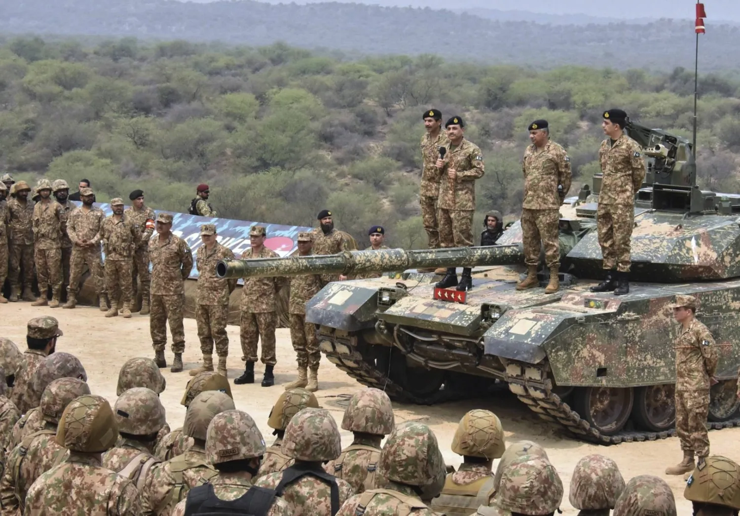 رئيس أركان الجيش الباكستاني عاصم منير يلقي كلمة من على ظهر دبابة خلال تفقده تدريبات عسكرية الخميس الماضي (أ.ب)