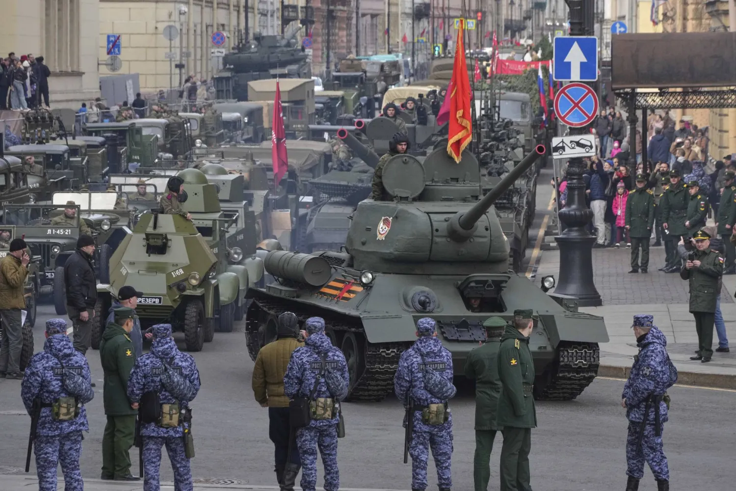 دبابة «تي-34» من الحقبة السوفياتية تقود طابوراً من المركبات العسكرية خلال بروفة العرض العسكري لـ«يوم النصر» في سان بطرسبرغ (أ.ب)