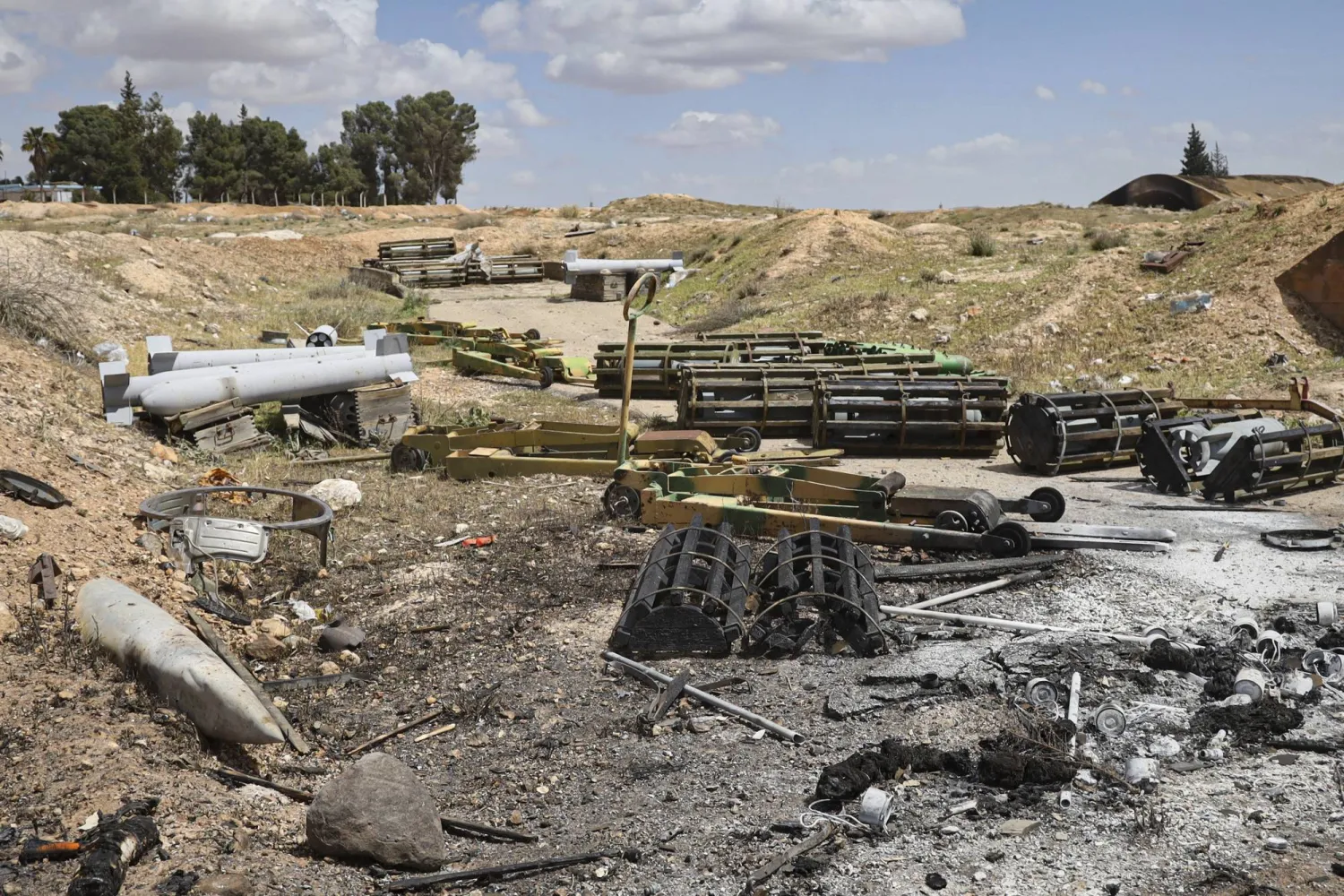 إسرائيل دمّرت مطار حماة العسكري على خلفية تقارير بشأن استخدامه من جانب تركيا في عمليات نقل مواد البناء والمعدات إلى قاعدة «تي 4» بحمص (أ.ب)