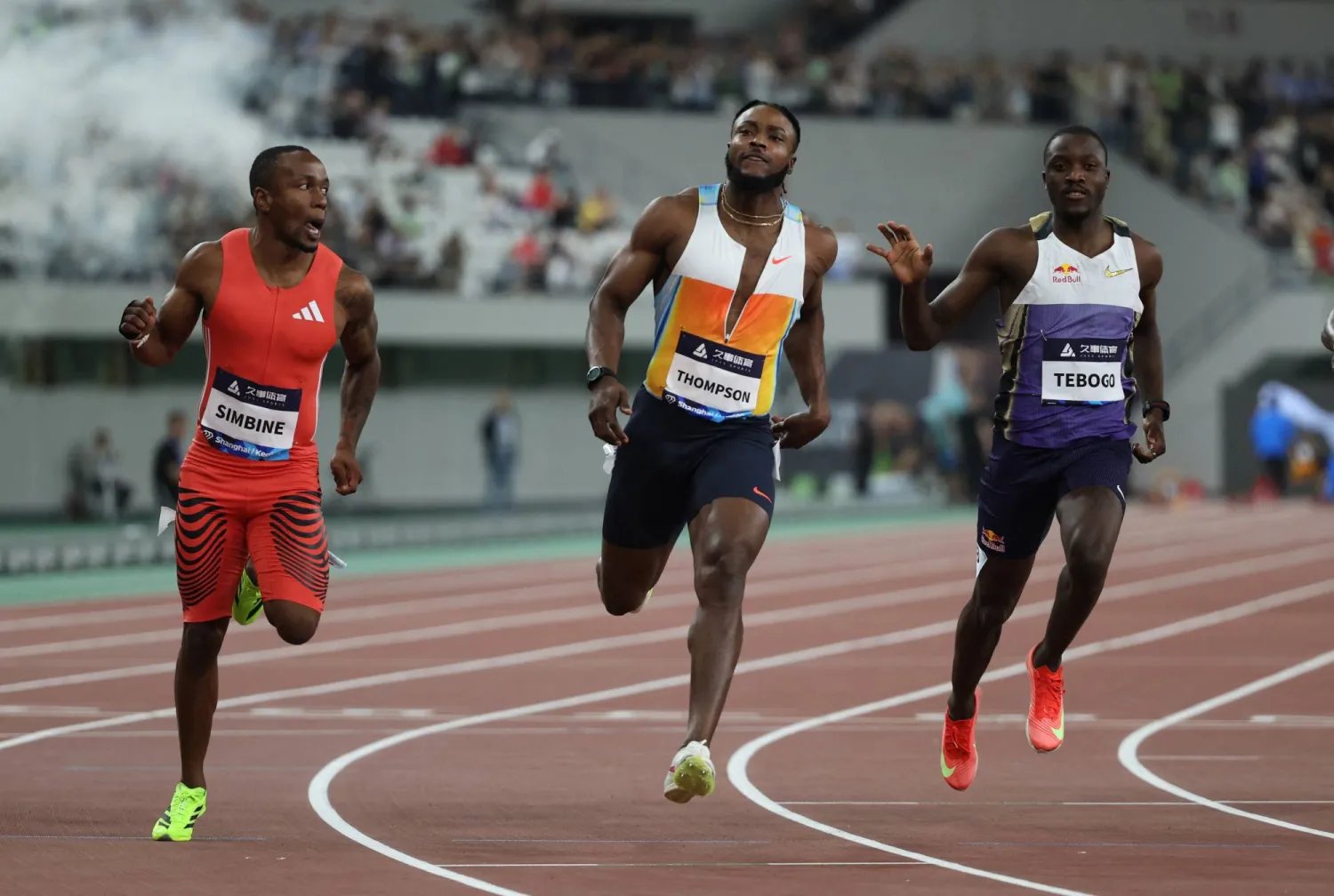 أكاني سيمبيني تفوق على كيشاين تومسون وليتزيلي تيبوغو (رويترز)