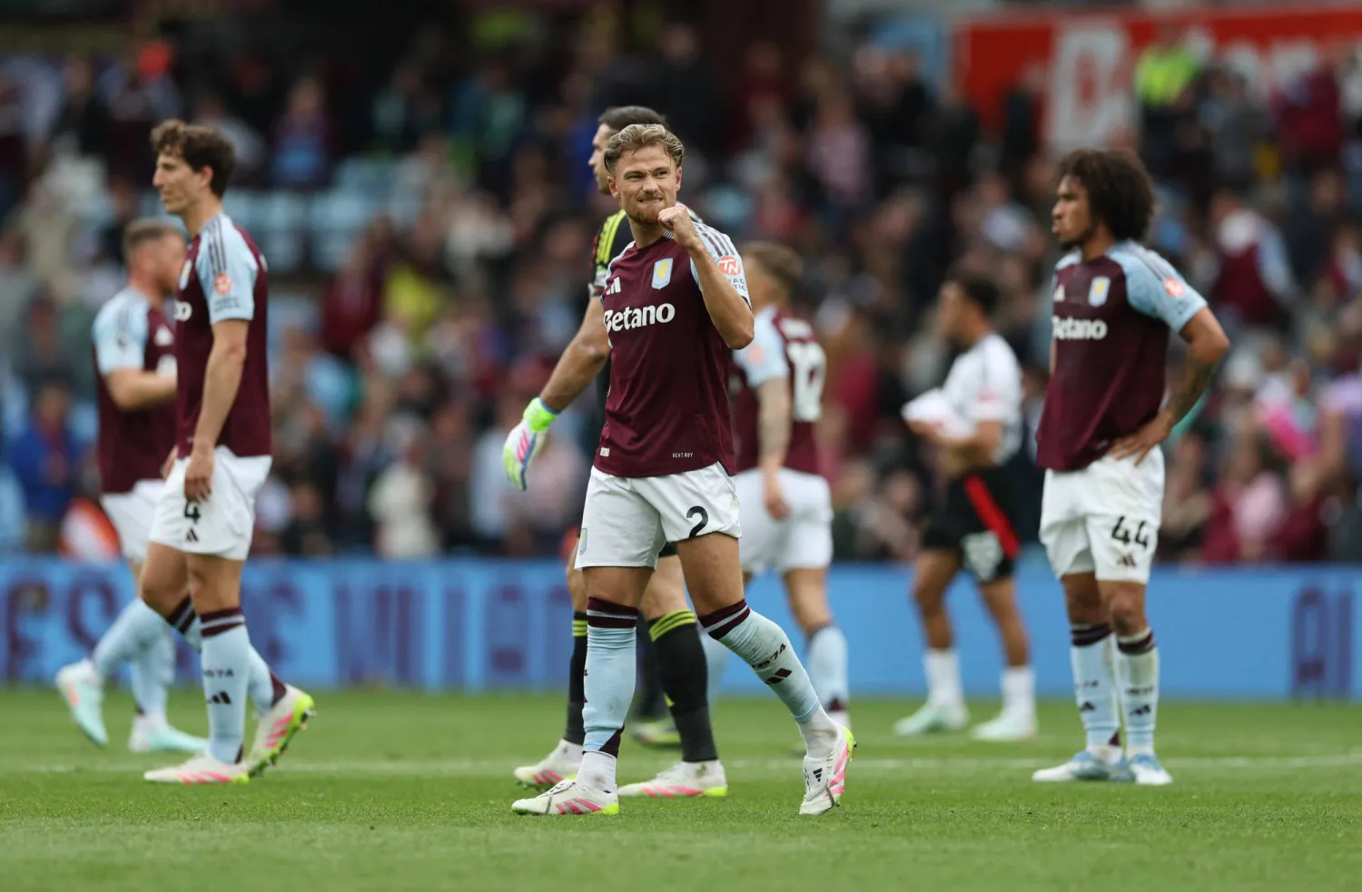 المركز الثالث ما زال في متناول أستون فيلا (رويترز)