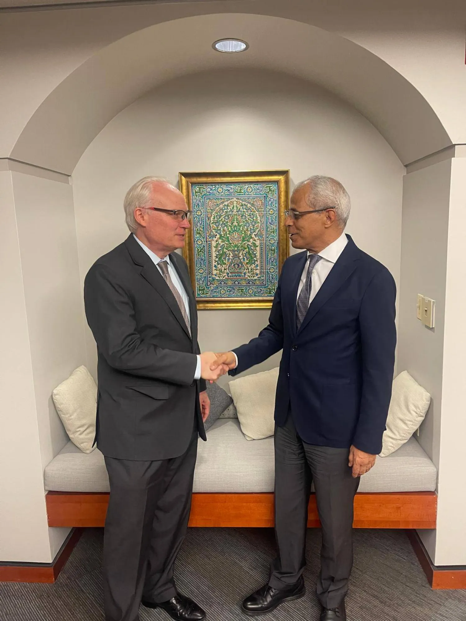 لقاء في واشنطن بين نائب وزير الخارجية اليمني مصطفى نعمان وتيم ليندركينغ (الخارجية اليمنية)