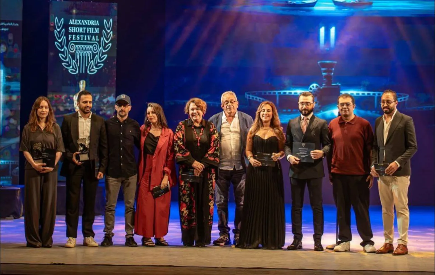 المخرج يسري نصر الله يتوسط الفائزين في حفل الختام وبينهم المنتج السعودي بكر الدحيم (إدارة مهرجان الإسكندرية للفيلم القصير)