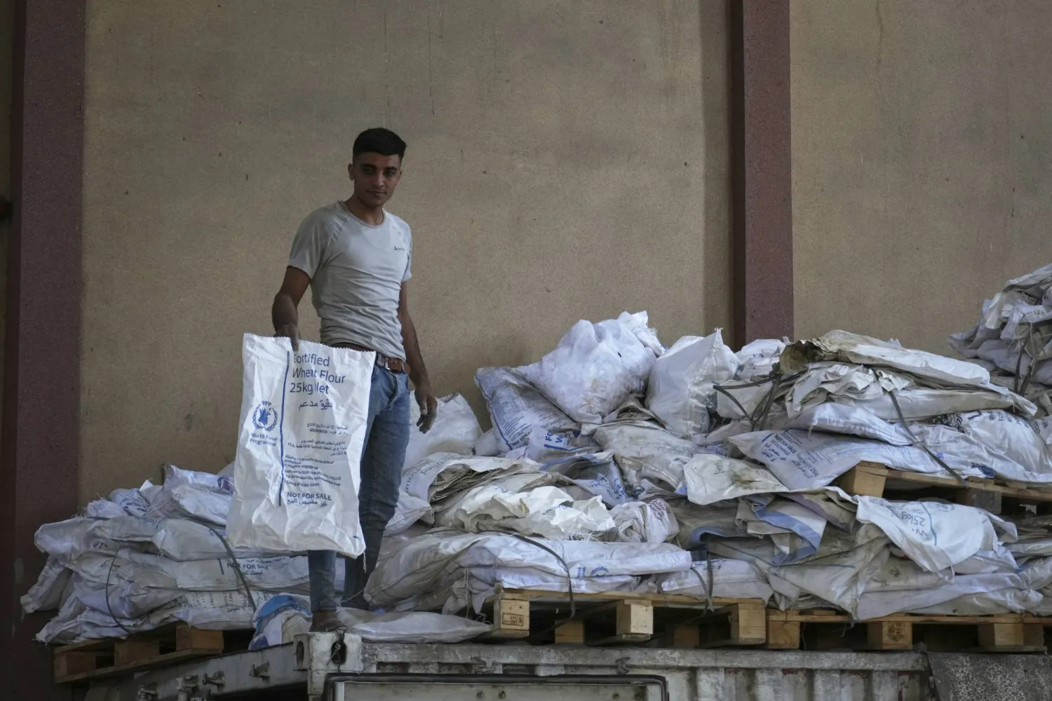 عامل فلسطيني في مخزن برنامج الأغذية العالمي بمخيم النصيرات في غزة 26 أبريل 2025 (أ.ب)
