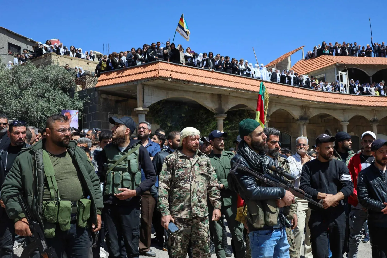 مسلحون دروز سوريون يشاركون اليوم السبت في تشييع قتلى سقطوا خلال مواجهات مع القوات الحكومية السورية بالسويداء (أ.ف.ب)