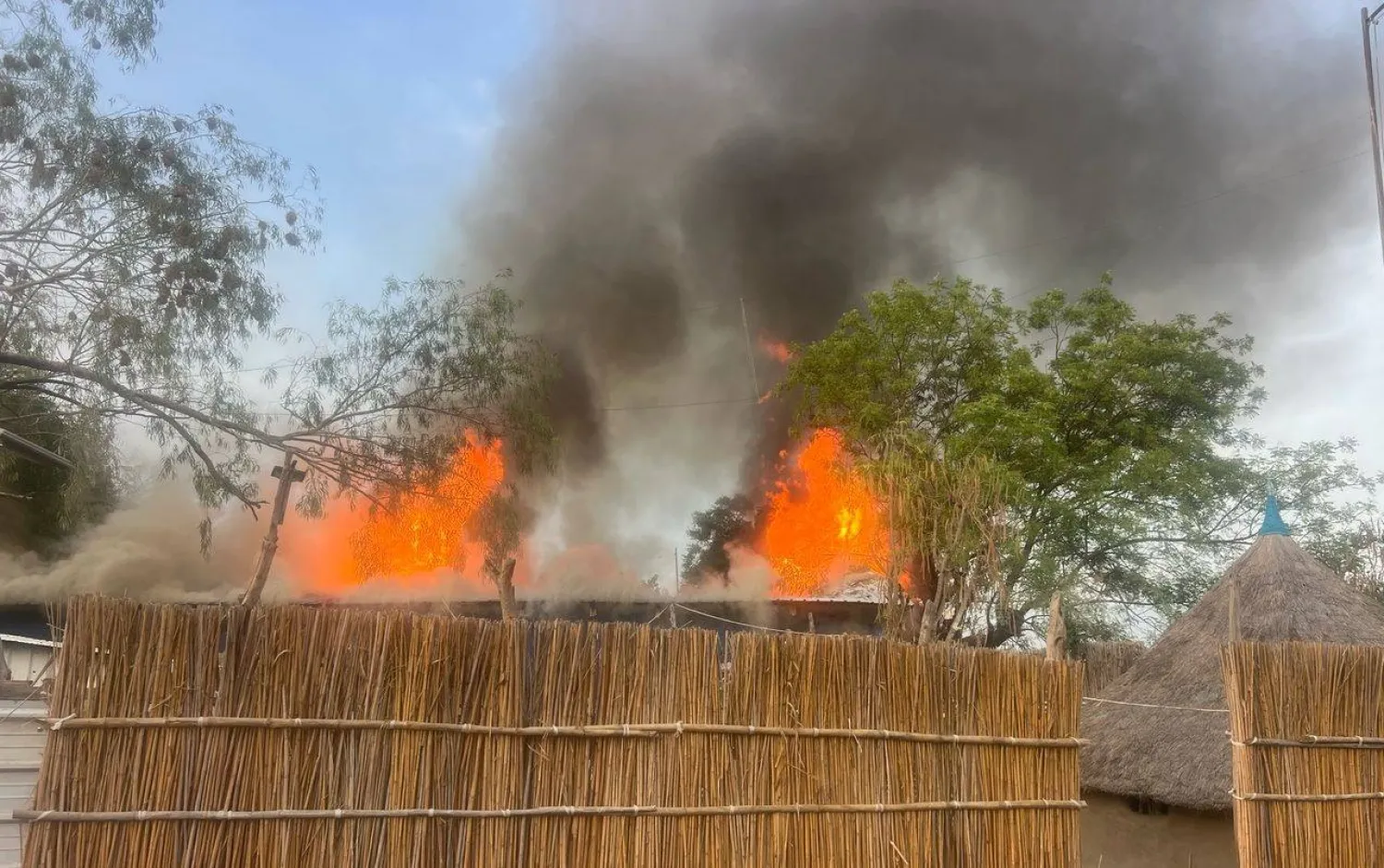 حريق بعد قصف استهدف منشأة طبية تابعة لمنظمة «أطباء بلا حدود» في جنوب السودان (منظمة «أطباء بلا حدود»)