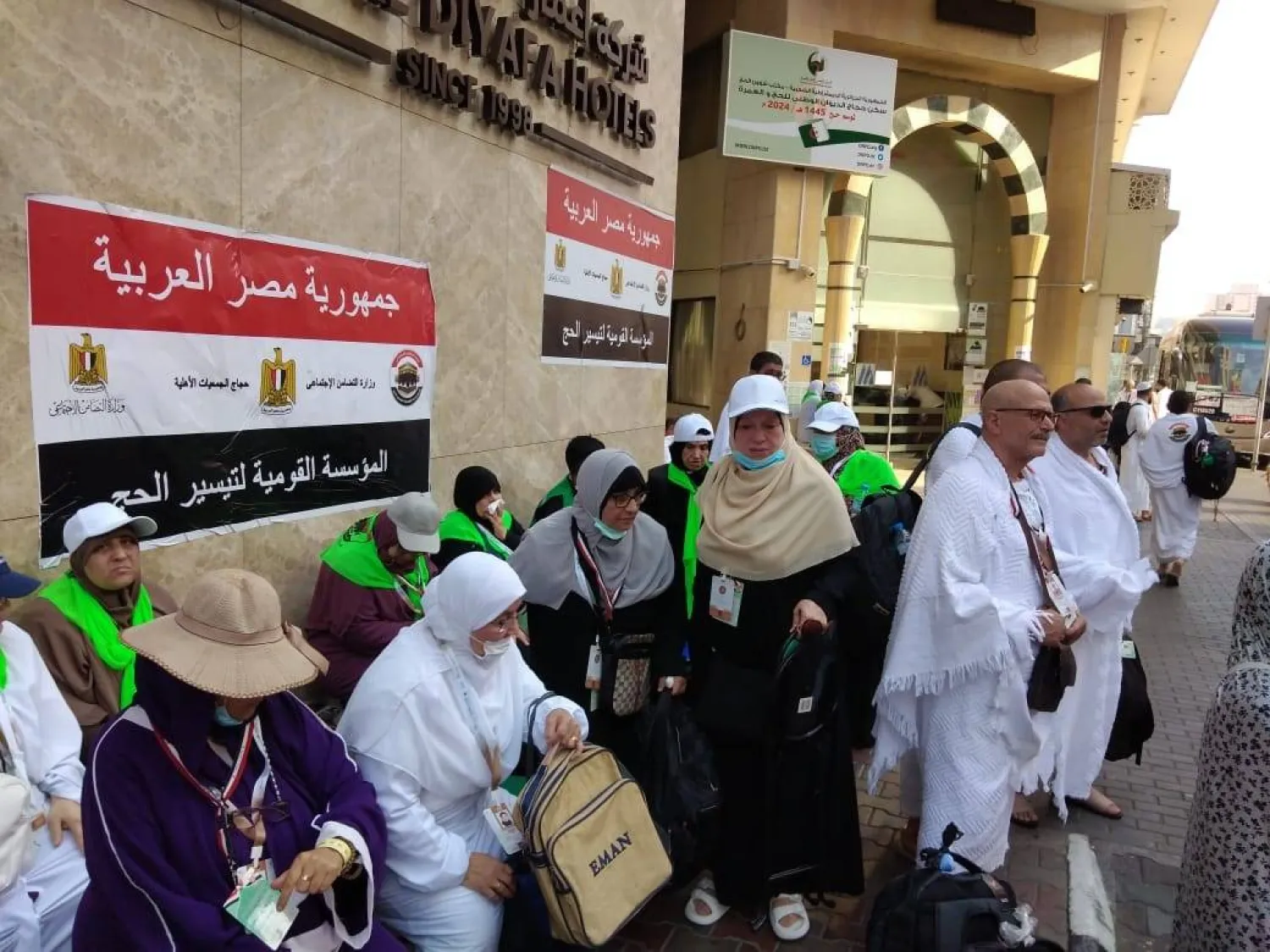 إحدى رحلات الحج الرسمي للمصريين في وقت سابق (المؤسسة القومية لتيسير الحج في مصر)