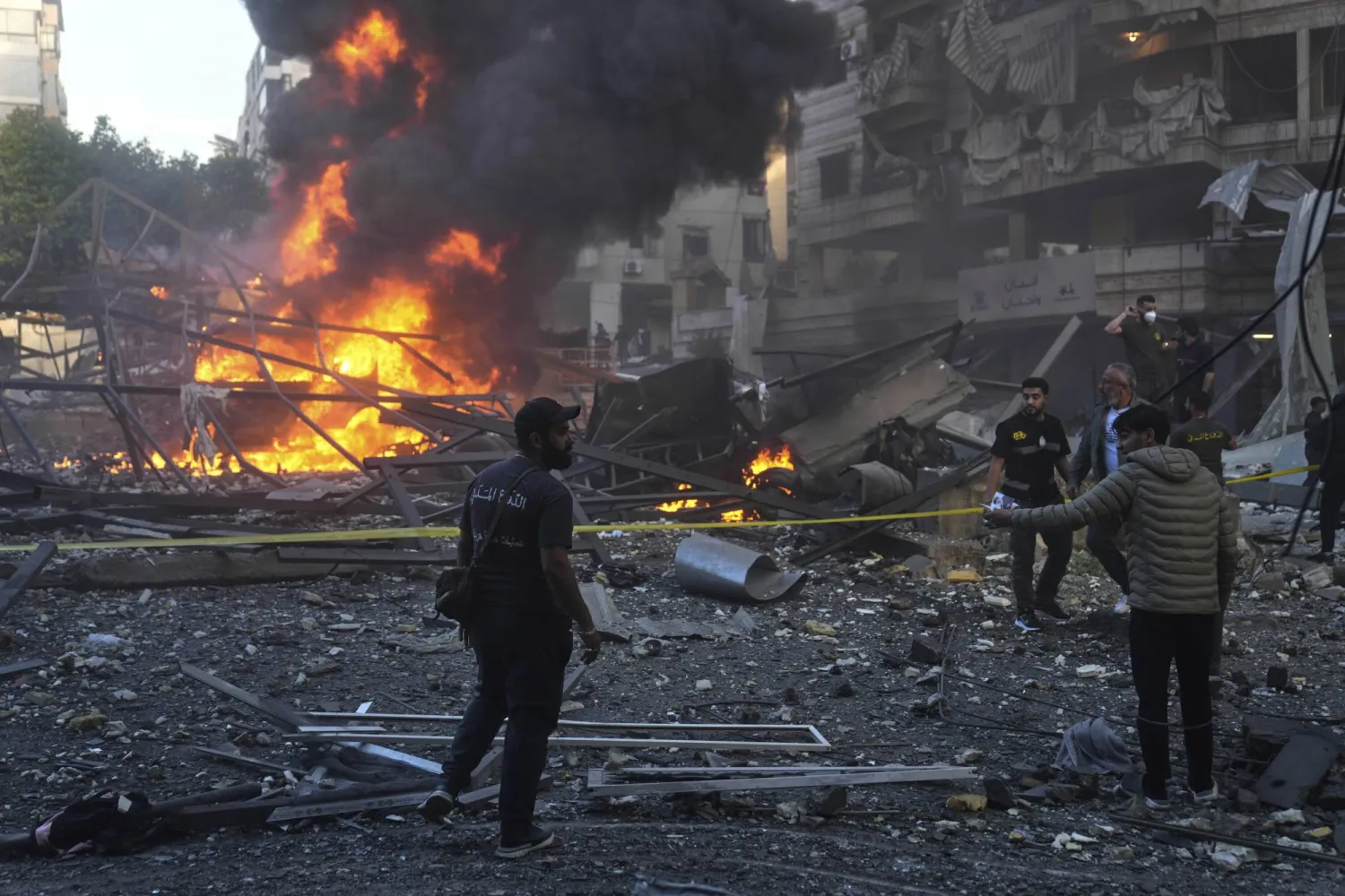 ألسنة اللهب تتصاعد بعد غارة إسرائيلية على الضاحية الجنوبية لبيروت (أ.ب)