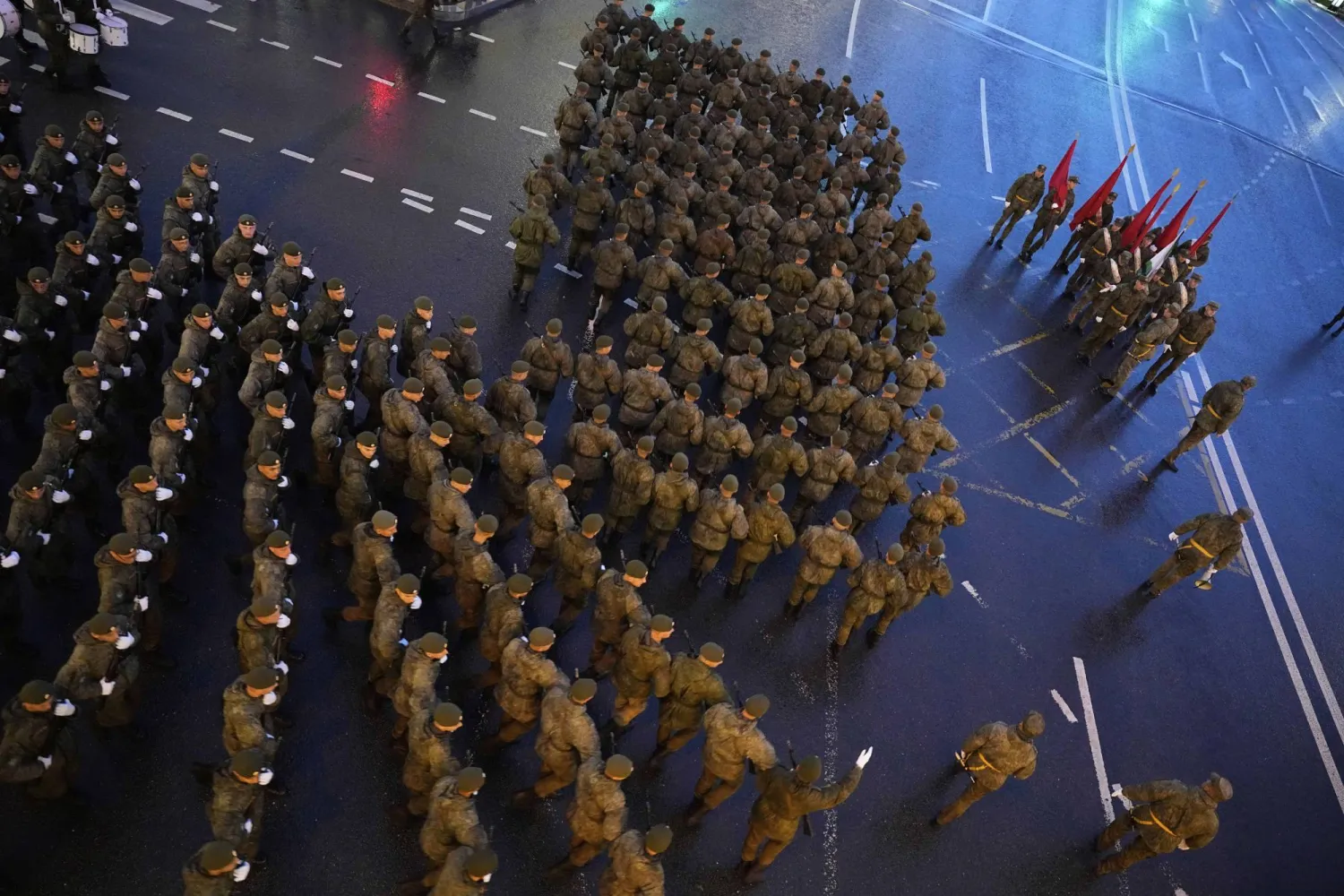 جنود روس يتدربون في الساحة الحمراء على الاستعراض الذي سيقام لمناسبة «يوم النصر» (أ.ب)