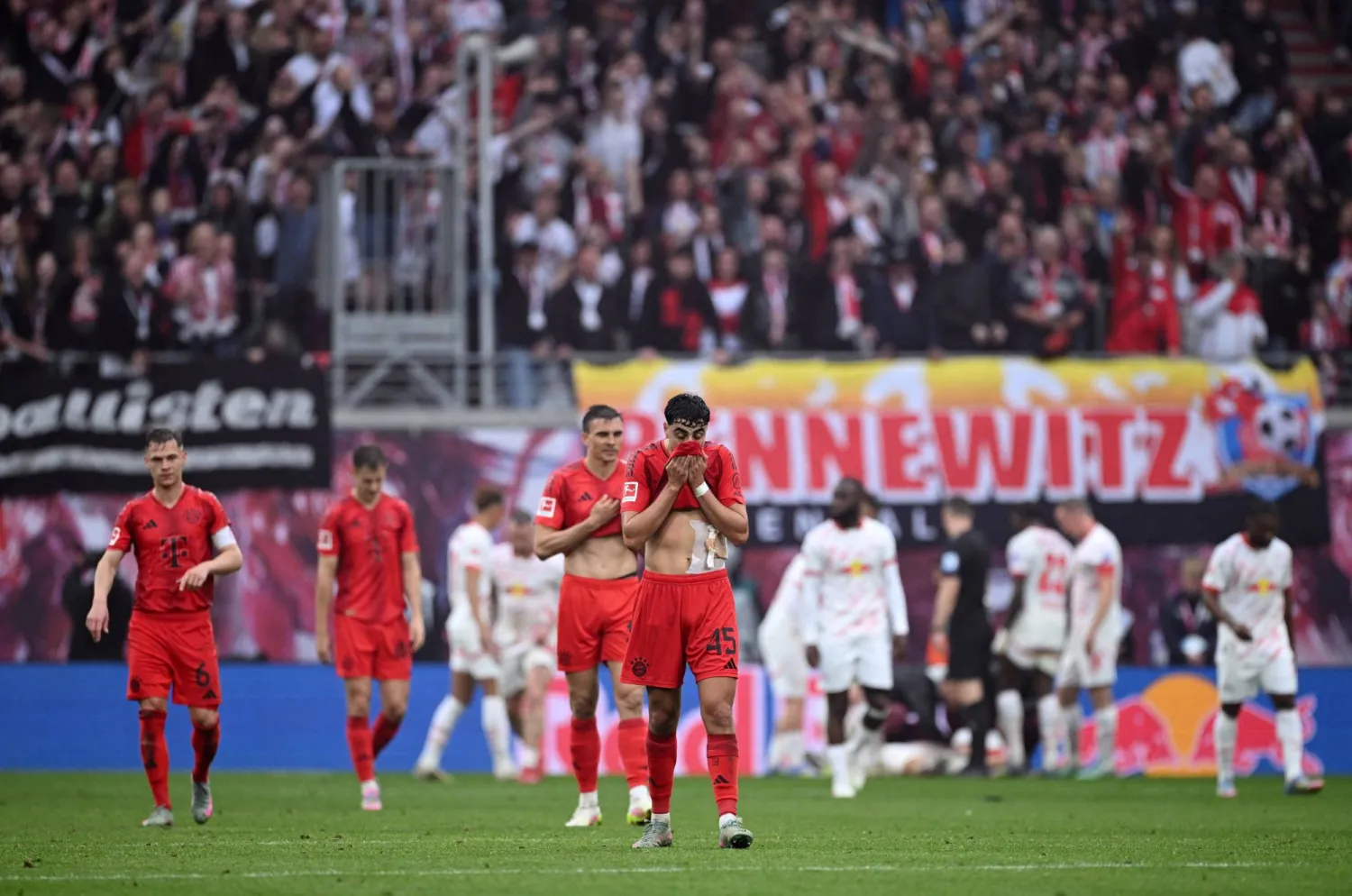 إحباط لاعبي البايرن بعد تسجيل لايبزيغ هدف التعادل (رويترز)