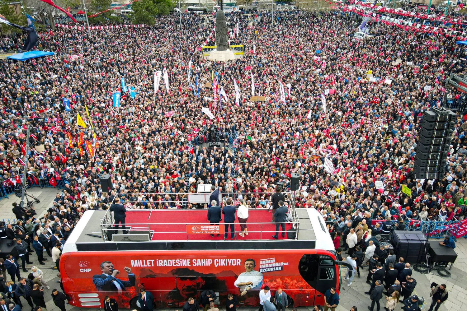 آلاف الأتراك شاركوا في تجمع حاشد بولاية كونيا السبت للمطالبة بإطلاق سراح أكرم إمام أوغلو والتوجه لانتخابات مبكرة (حزب الشعب الجمهوري - إكس)
