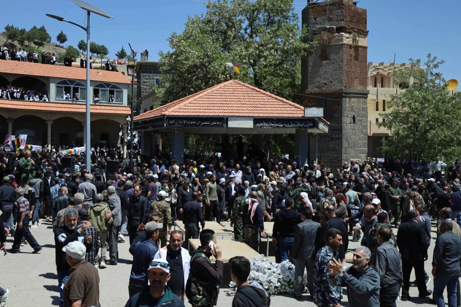 دروز سوريون في السويداء بجنوب البلاد السبت خلال تشييع قتلى سقطوا في مواجهات مع قوات الأمن (أ.ف.ب)