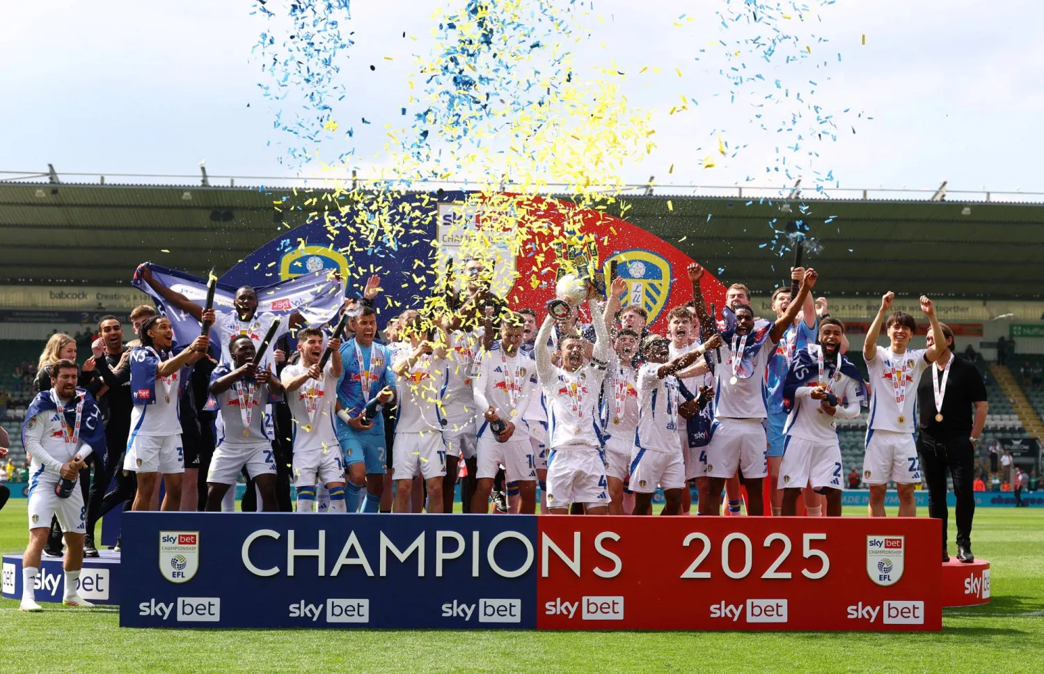 ليدز وبيرنلي ضمنا الصعود الأسبوع الماضي لكنهما تنافسا على التتويج باللقب (رويترز)