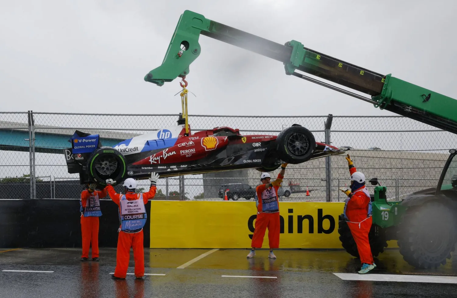 تعرضت سيارة لوكلير لأضرار جسيمة في الجانب الخلفي الأيمن (رويترز)