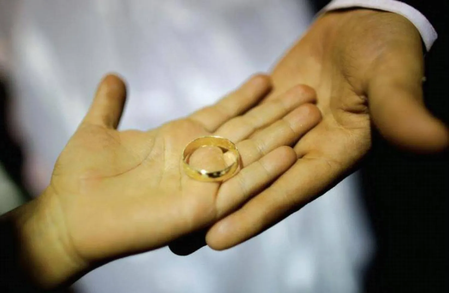 ينتهي الأمر بالأزواج إلى حالة «الطلاق الصامت» عندما يفقدون شعورهم بالارتباط بعضهم ببعض (رويترز)