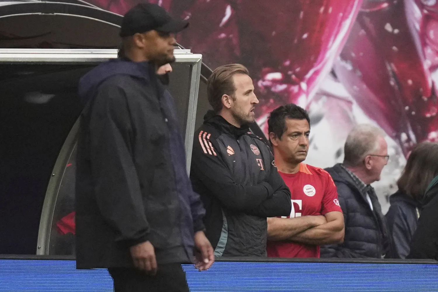 كومباني خلال المباراة (أ.ب)