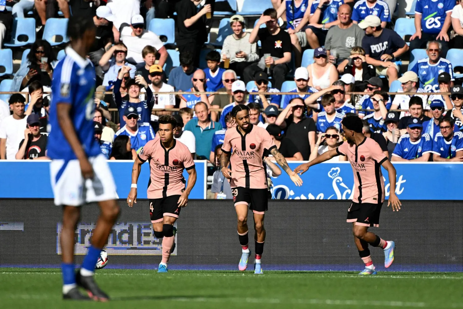 فرحة لاعبي ستراسبورغ وسط حسرة لاعب سان جيرمان (أ.ف.ب)