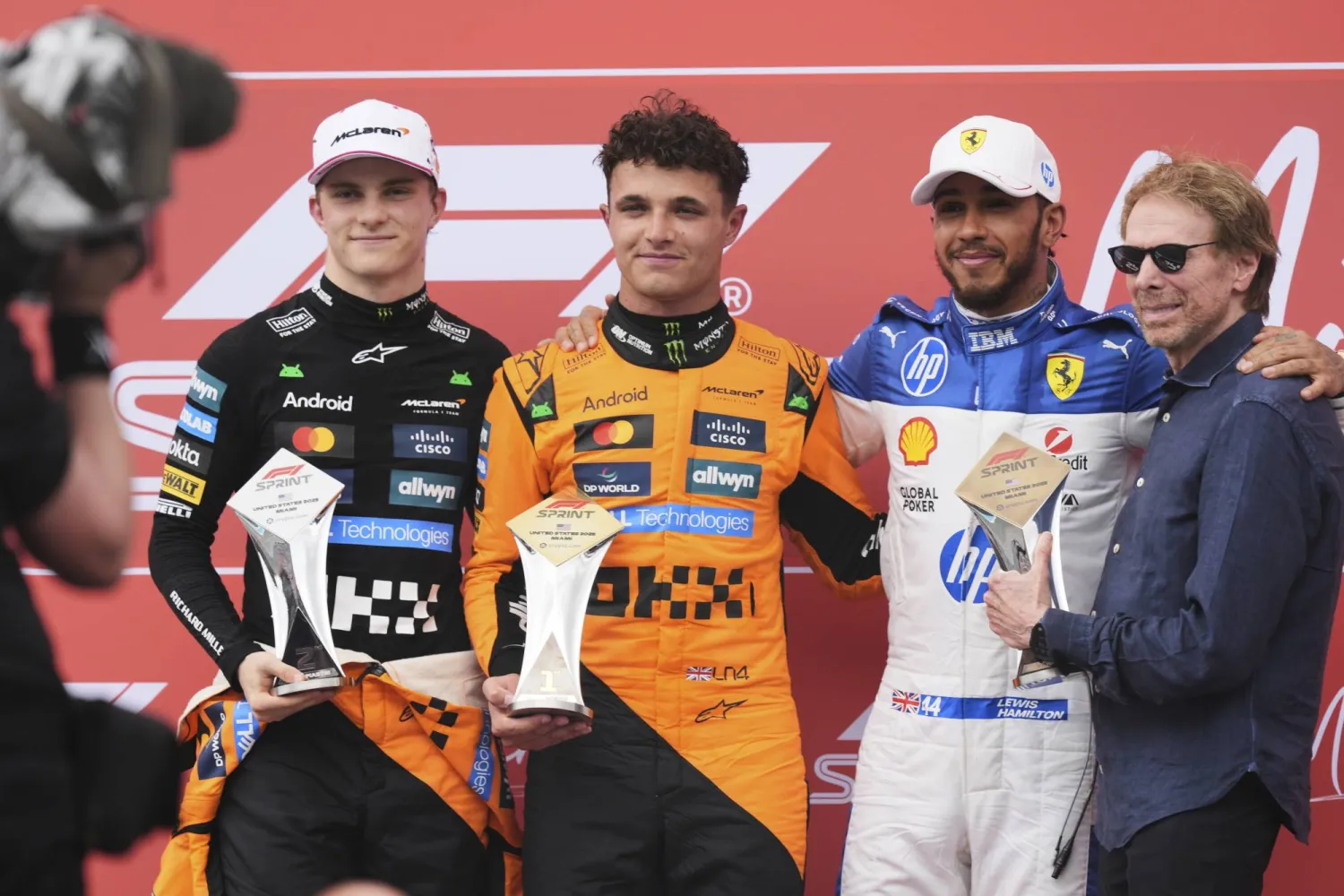 البريطاني لاندو نوريس سائق ماكلارين خلال تتويجه في سباق السرعة (أ.ب)