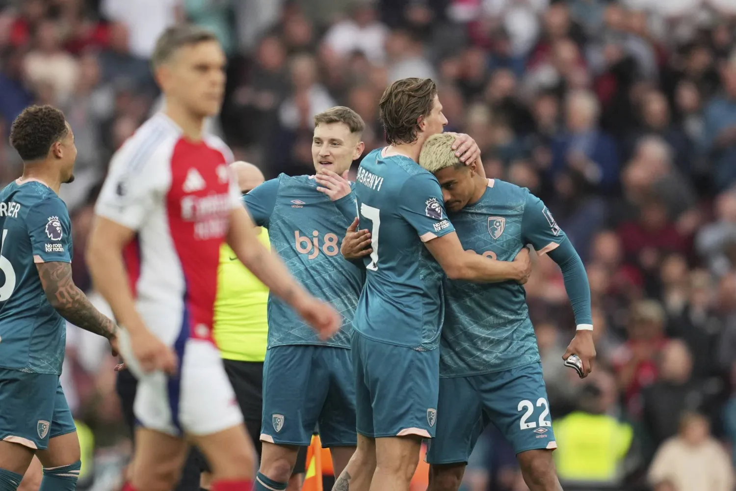 فرحة بورنموث وسط حسرة لاعب آرسنال (أ.ب)