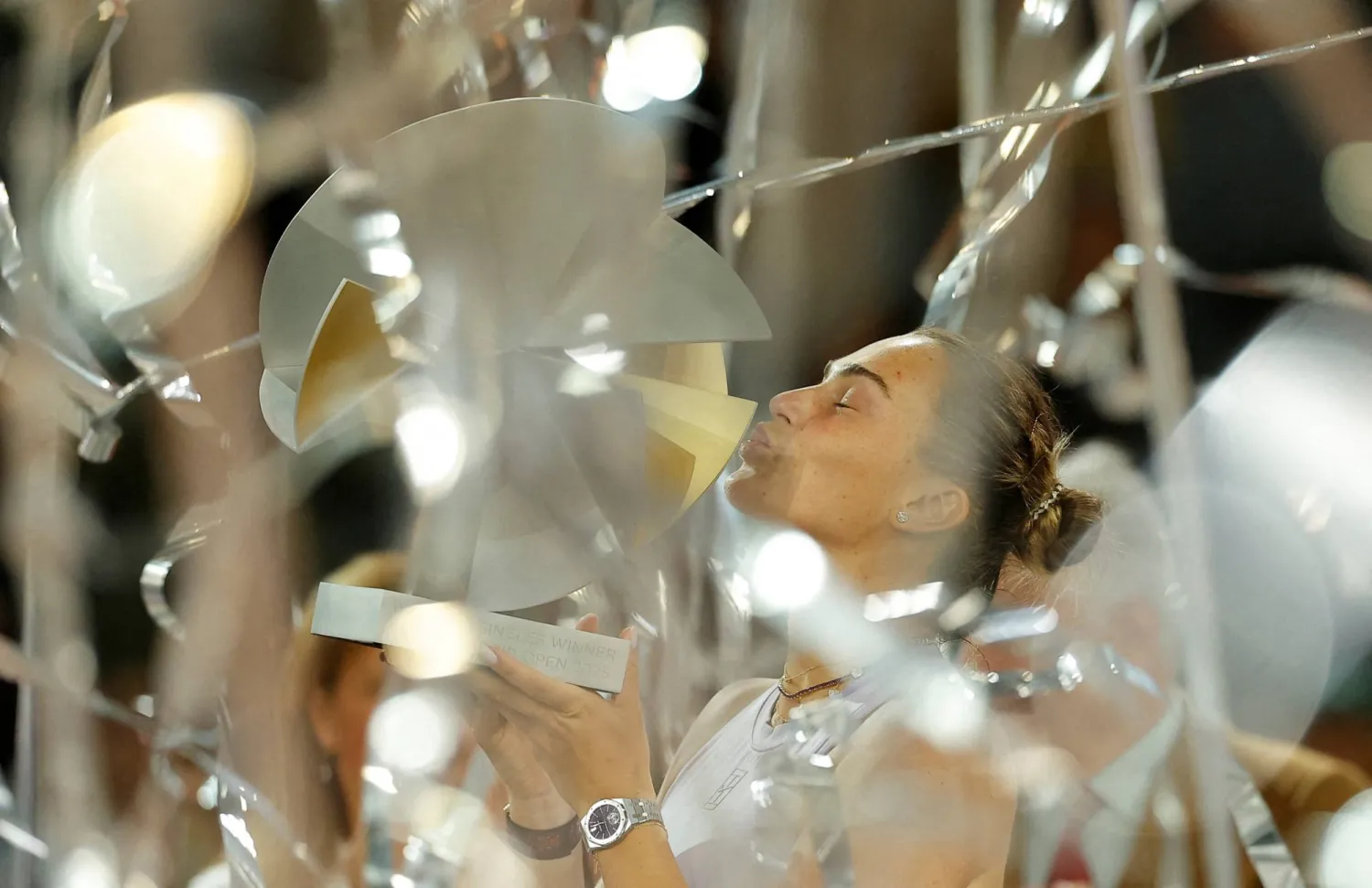 سابالينكا تقبل كأس دورة مدريد (رويترز)