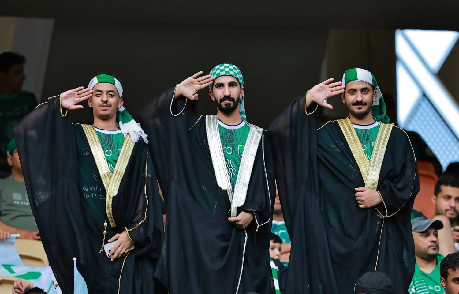 جماهير الأهلي بالبشت السعودي في المدرجات (رويترز)