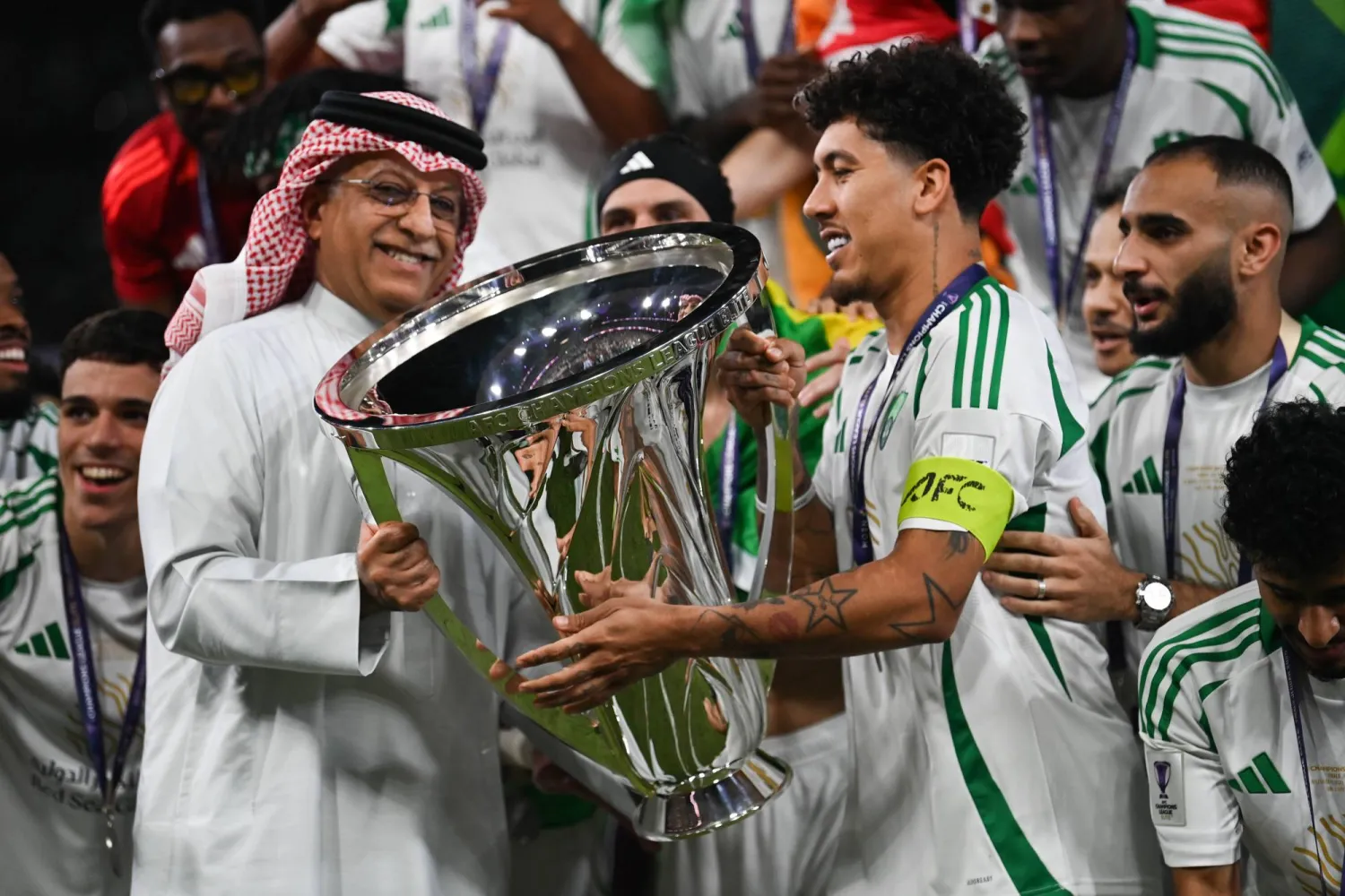 فيرمينو يتسلم الكأس الآسيوية من الشيخ سلمان آل خليفة رئيس الاتحاد الآسيوي (تصوير: علي خمج)