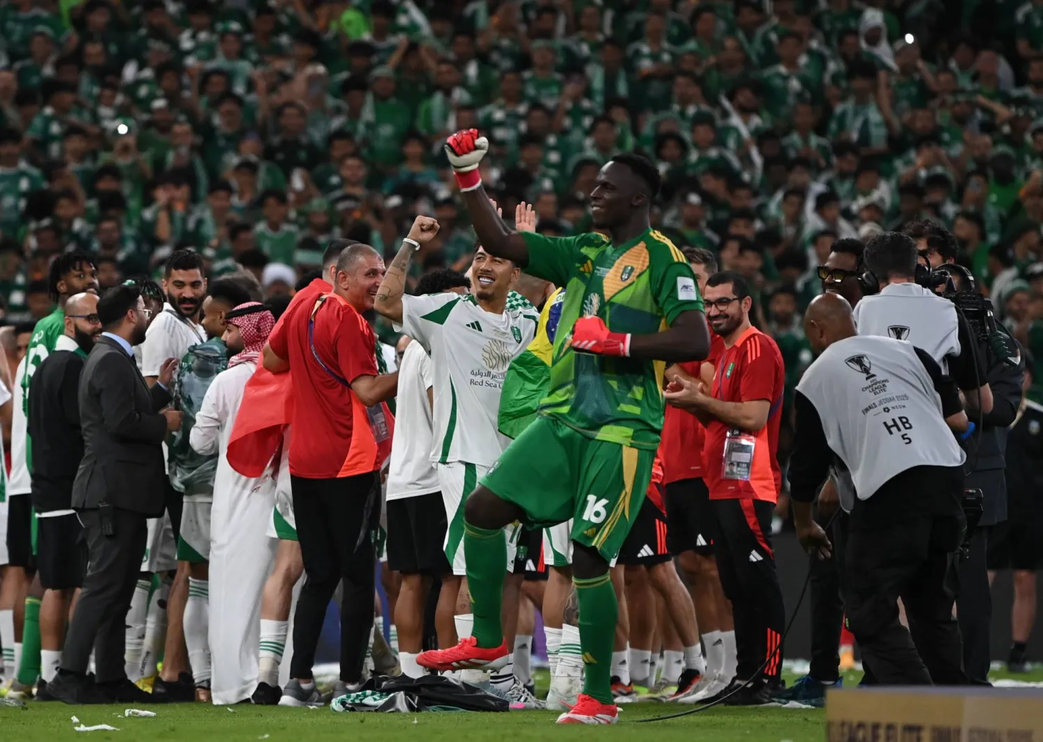 ميندي محتفلا أثناء تتويج الأهلي بالكأس (تصوير: علي خمج)