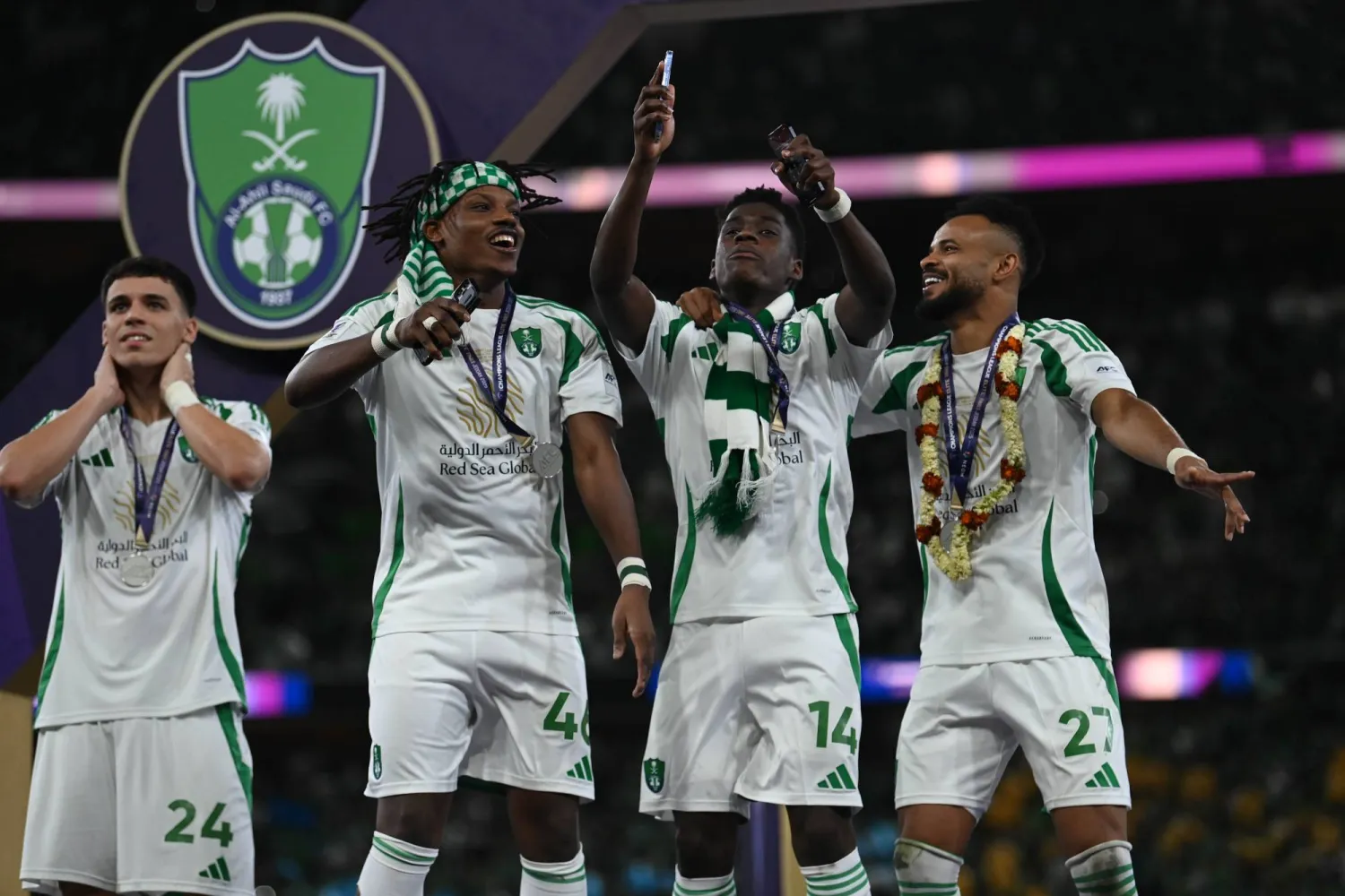 لاعبو الأهلي على منصة التتويج لحظة الاحتفال بالانجاز (تصوير: علي خمج)