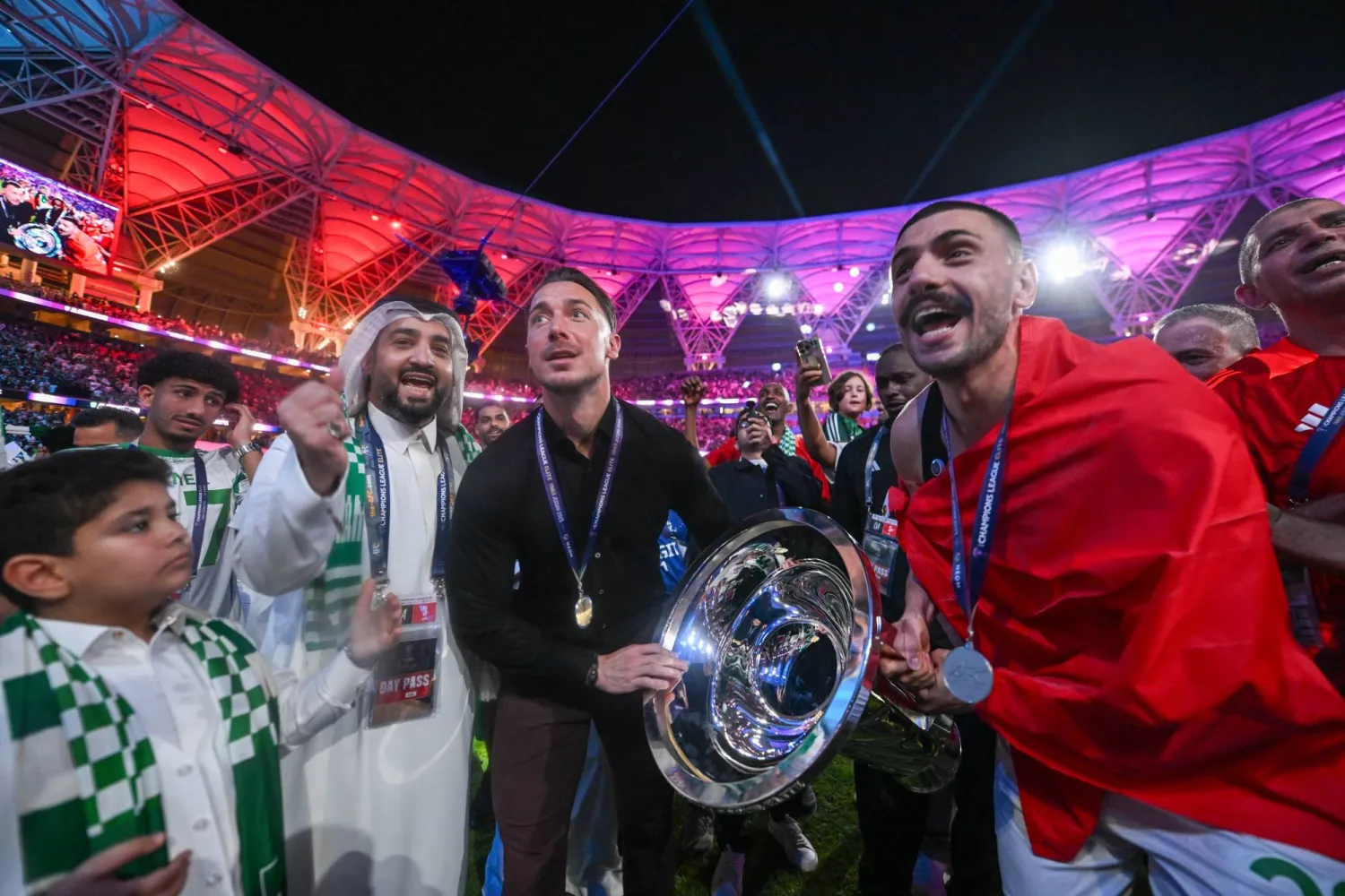 يايلسه مع ديميرال وخالد الغامدي رئيس النادي خلال الاحتفالات بالكأس (تصوير: علي خمج)