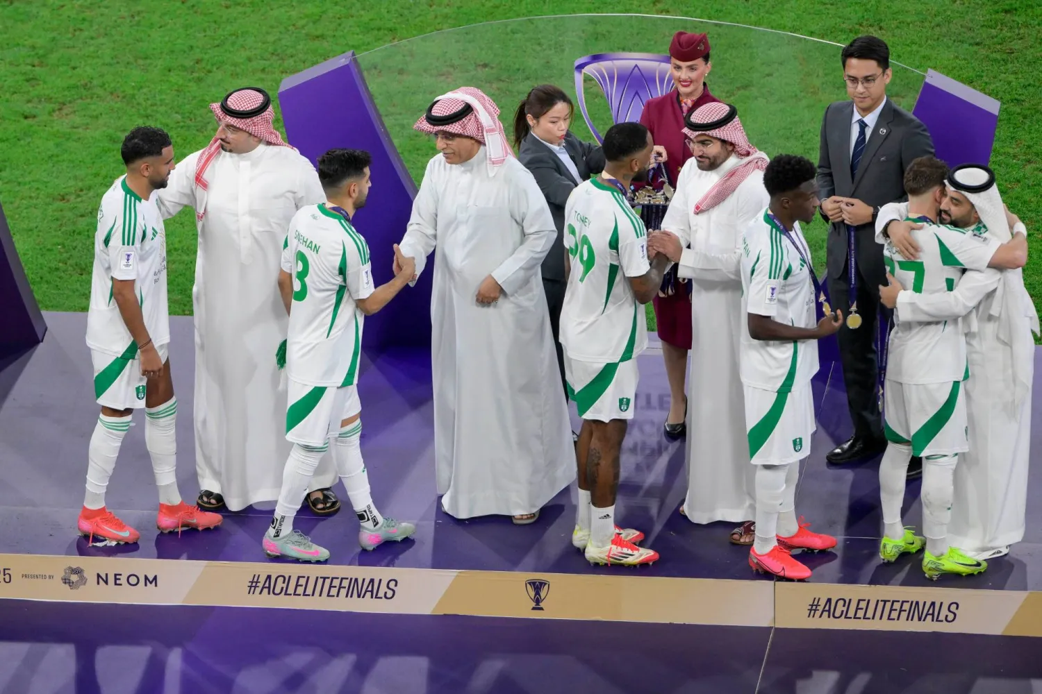 الشيخ سلمان آل خليفة يتوج لاعبي الأهلي بكأس النخبة (الاتحاد السعودي)